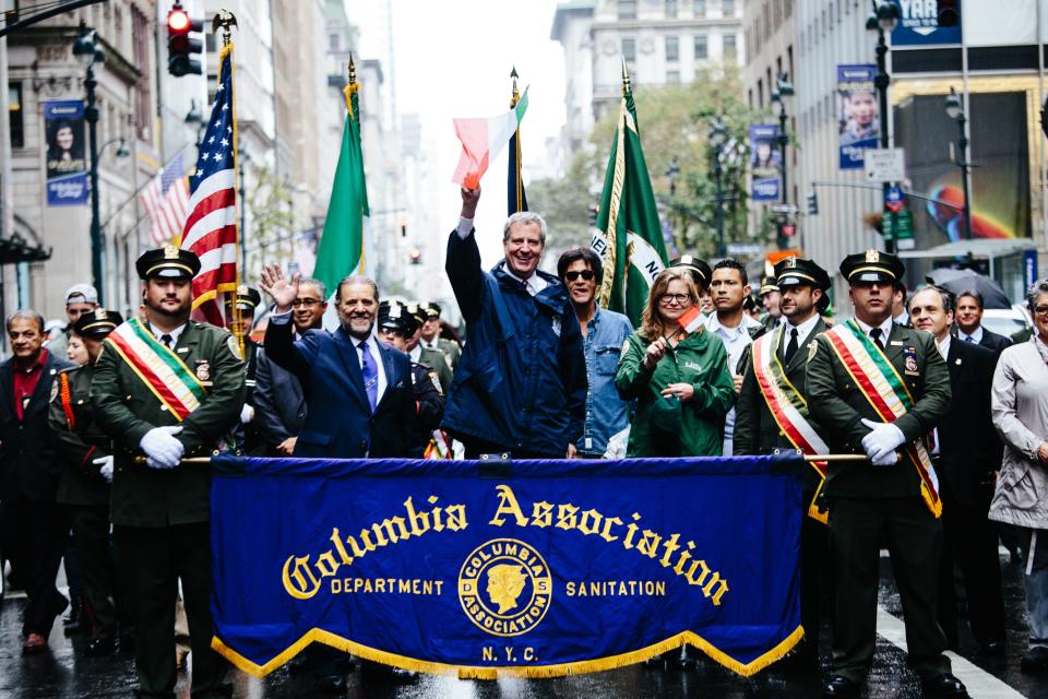 <p>New York City Major Bill de Blasio (C) takes part in the 73rd Annual Columbus Day Parade in New York, Oct. 9, 2017, celebrating the anniversary of Christopher Columbus’s arrival in the Americas in 1492. (Photo: Alba Vigaray/EPA-EFE/REX/Shutterstock) </p>