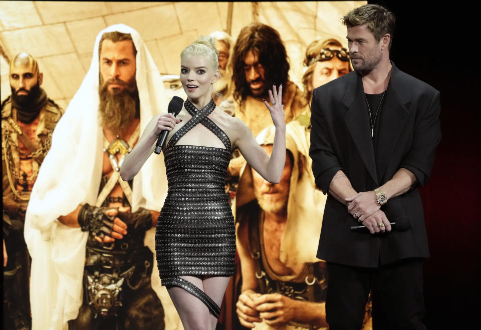 Anya Taylor-Joy, izquierda, y Chris Hemsworth, miembros del elenco de la próxima película "Furiosa: A Mad Max Saga", hablan sobre el filme en el escenario durante la presentación de Warner Bros. Pictures en CinemaCon 2024, el martes 9 de abril de 2024, en Las Vegas. Vegas. (Foto AP/Chris Pizzello)