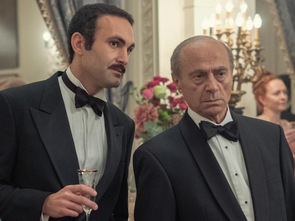 Khalid Abdalla et Salim Daw dans le rôle de Dodi Fayed et Mohamed Al-Fayed dans The Crown (Netflix)