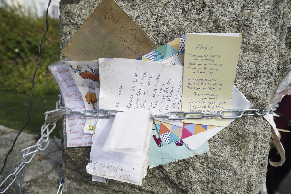 Mensajes fuera de la antigua casa de Sinead O'Connor antes del funeral de la cantante en Bray, en el condado de Wicklow, Irlanda el 8 de agosto de 2023. (Niall Carson/PA vía AP)