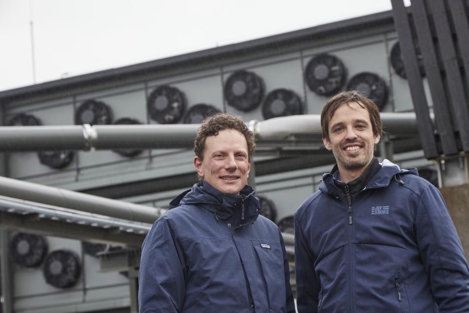 Die Climeworks-Gründer Christoph Gebald (l.) und Jan Wurzbacher filtern mit Anlagen wie dieser auf Island CO2 aus der Luft