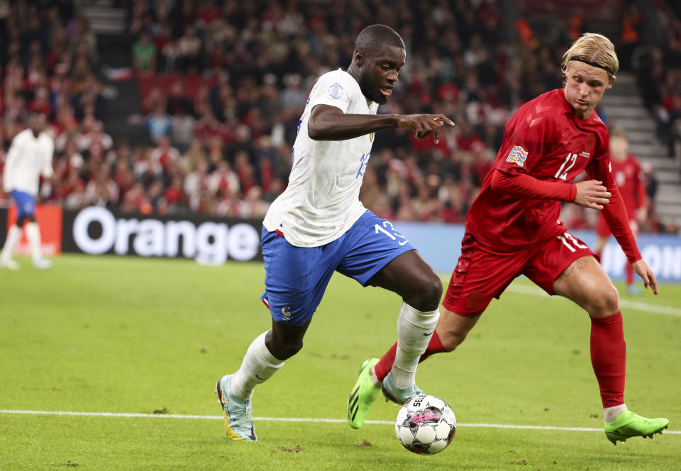 Bayerns Dayot Upamecano im Duell mit Kasper Dolberg beim Nations League League Spiel zwischen Frankreich und Dänemark.