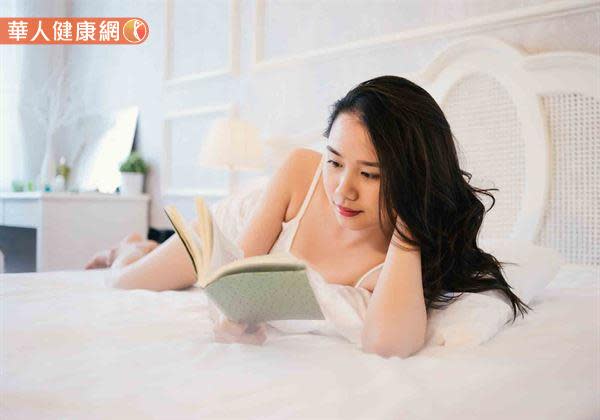 大家是否在平時就有躺在床上滑手機、看書、看電視等的習慣呢？說不定就是這樣的習慣，對你的睡眠造成了不良影響。