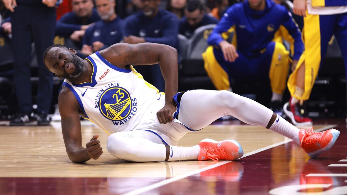 Draymond Green reacts to no call after he is kicked in groin during game