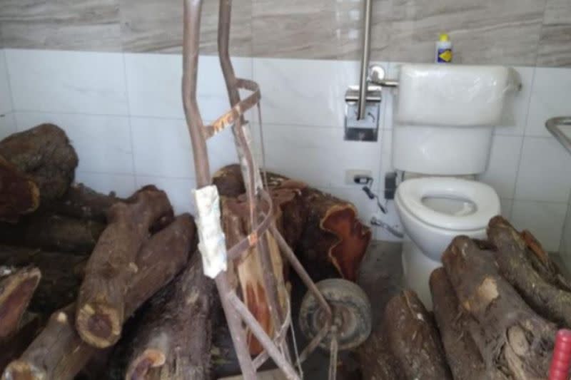 ▲男子在南投仁愛國小的無障礙廁所中看見滿滿的木頭。（圖／臉書社團《路上觀察學院》）
