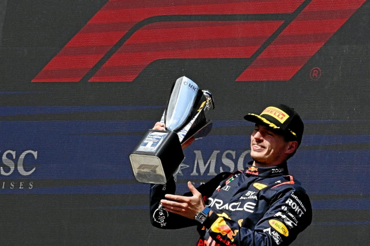 Porté par la clameur d'un public majoritairement acquis à sa cause, il aura fallu un peu plus d'un tiers de course pour que Verstappen, à moins d'une centaine de kilomètres du tracé ardennais, prenne l'avantage sur son coéquipier.  - Credit:JOHN THYS / AFP