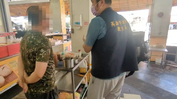 衛生局派員稽查早餐店，在現場又發現蟑螂。衛生局提供