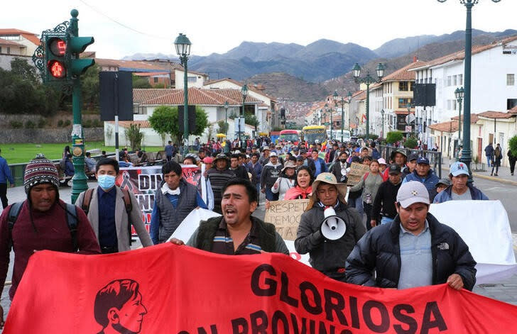 Personas participan en una manifestación antes de dirigirse a Lima para reunirse con manifestantes de todo el país para la marcha de la "Toma de Lima", pidiendo la renuncia de la presidenta de Perú, Dina Boluarte, tras la destitución y arresto de expresidente Pedro Castillo, en Cusco, Perú,