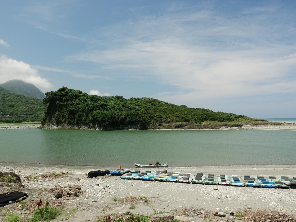 花蓮秀姑巒溪出海口「奚卜蘭島」上的保安林，尊重在地部落意見命名為「Lokot」。（圖片提供／林業保育署）