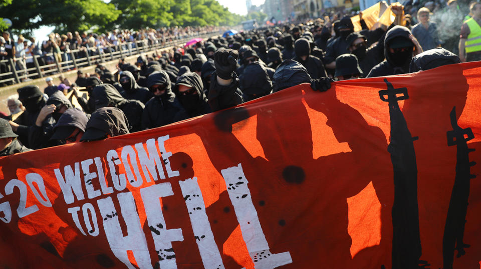 Riot police clash with G-20 protesters in Hamburg, Germany