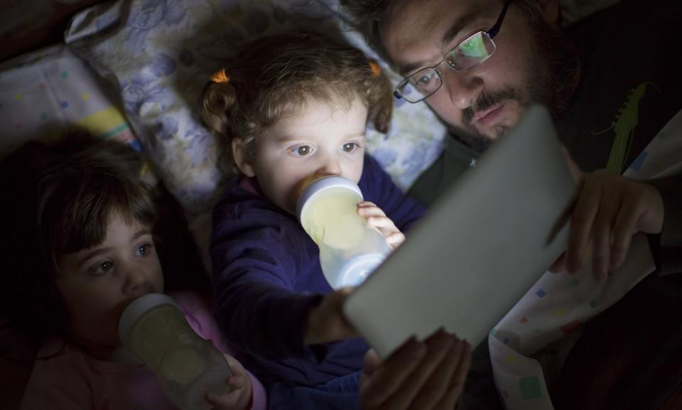 Al estar absortos en el mundo digital se desencadenan graves consecuencias sobre el desarrollo del lenguaje del niño durante la primera infancia y también tiene efectos sobre su comportamiento y su autoestima.(Foto: Getty)