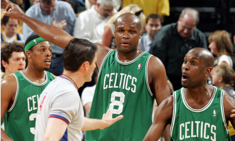 Antoine Walker and Gary Payton yelling at a referee.