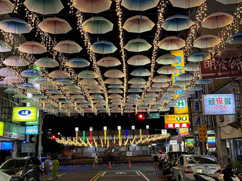 今年夜市道路上方還有雨傘海裝飾，更添逛街風情。（圖／翻攝自苑裡大小事臉書）