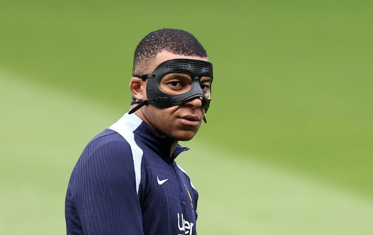 L'attaquant de l'équipe de France Kylian Mbappé (au centre)avec un nouveau masque, lors d'un entraînement à Paderborn, en Allemagne, lors de l'Euro-2024, le 23 juin 2024 (FRANCK FIFE)