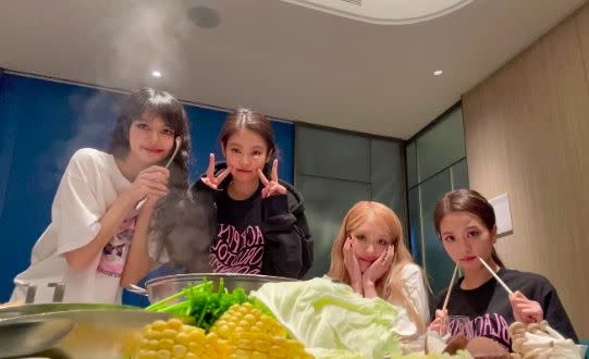 BLACKPINK來台忙著彩排、登台開唱，沒空外出，仍在飯店吃了台灣火鍋。（翻攝Lisa IG）