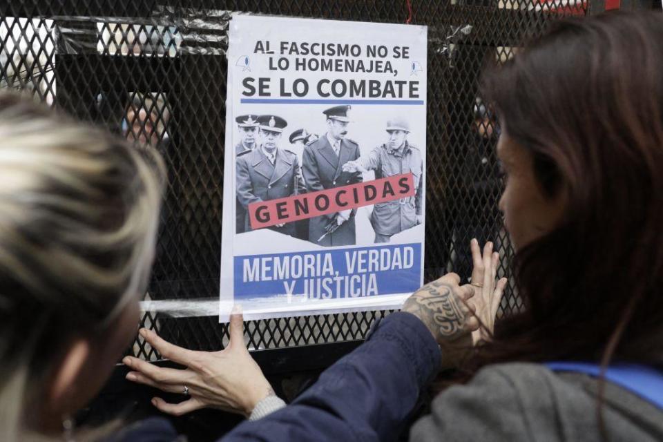 Manifestantes colocan un cartel condenando el partido de Villarruel y Milei por su supuesto tributo a la dictadura militar 