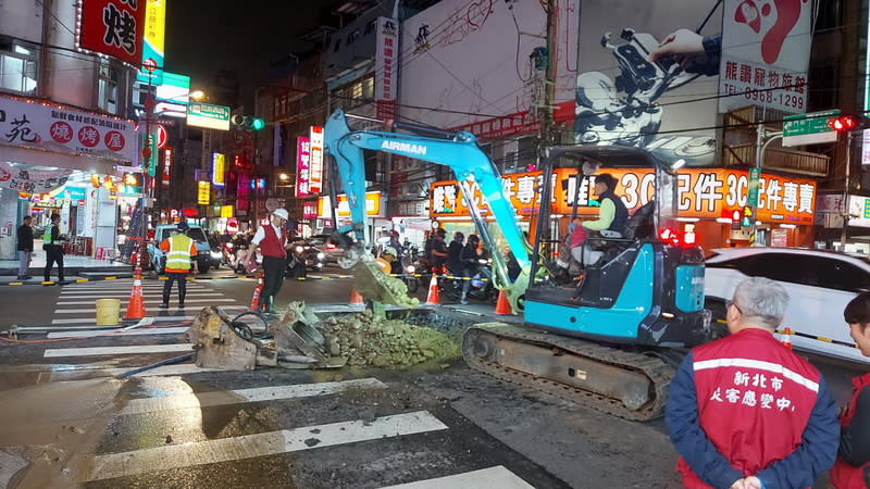 新北板橋自來水管破裂  開挖搶修（2） 新北市板橋區南雅南路、館前西路口10日下午發生自 來水管破裂意外，台灣自來水公司派員到場開挖搶 修，入夜後持續趕工修復。 （板橋區公所提供） 中央社記者黃旭昇新北市傳真  113年4月10日 