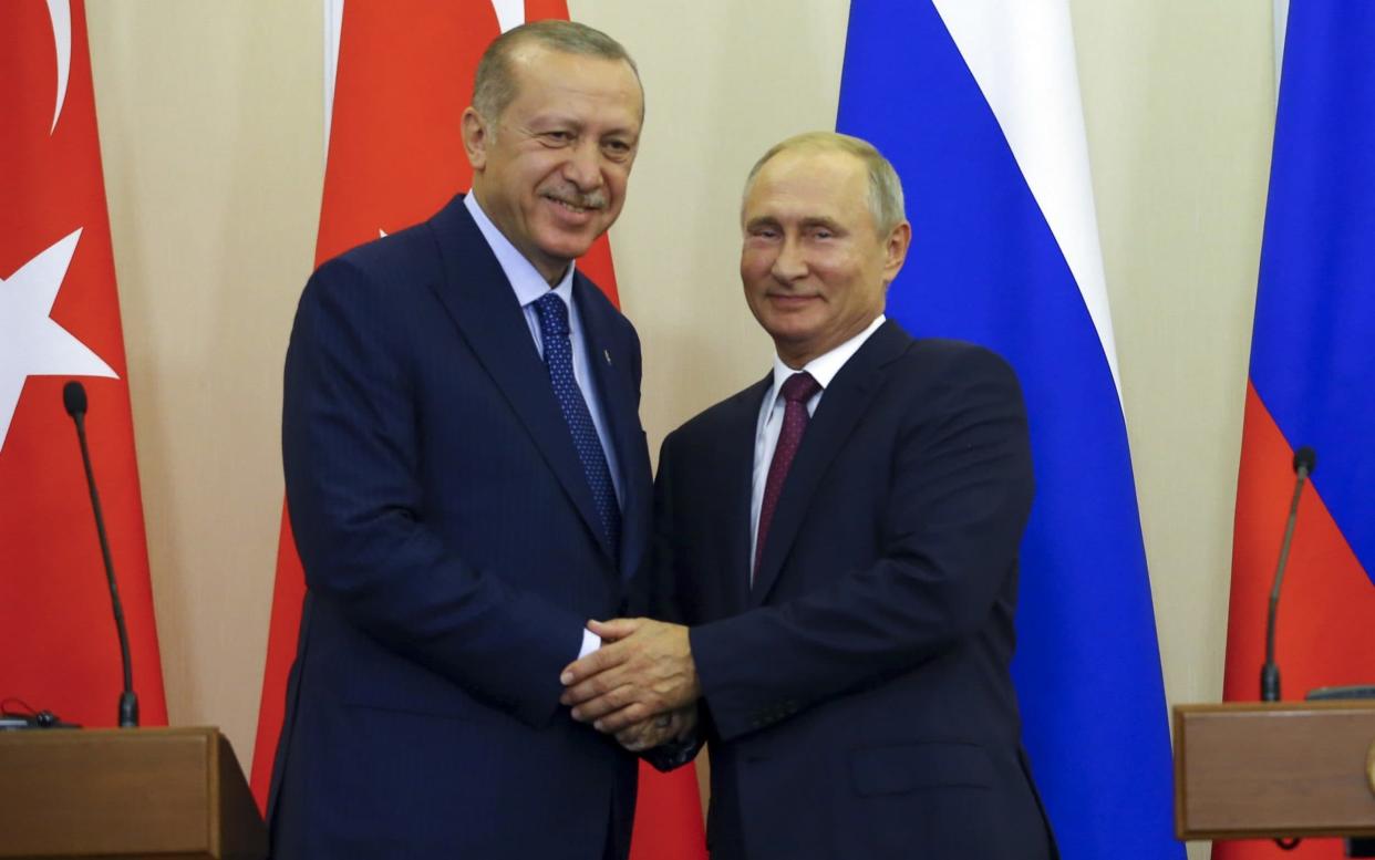 Turkish President Recep Tayyip Erdogan and Russian President Vladimir Putin shake hands after a joint press conference in Sochi - Anadolu