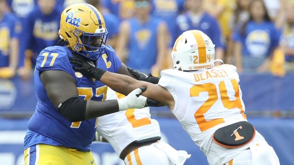 Sep 10, 2022; Pittsburgh, Pennsylvania, USA; Pittsburgh Panthers offensive lineman Carter Warren (77) blocks Tennessee Volunteers linebacker Aaron Beasley (24) at the line of scrimmage during the second quarter at Acrisure Stadium.