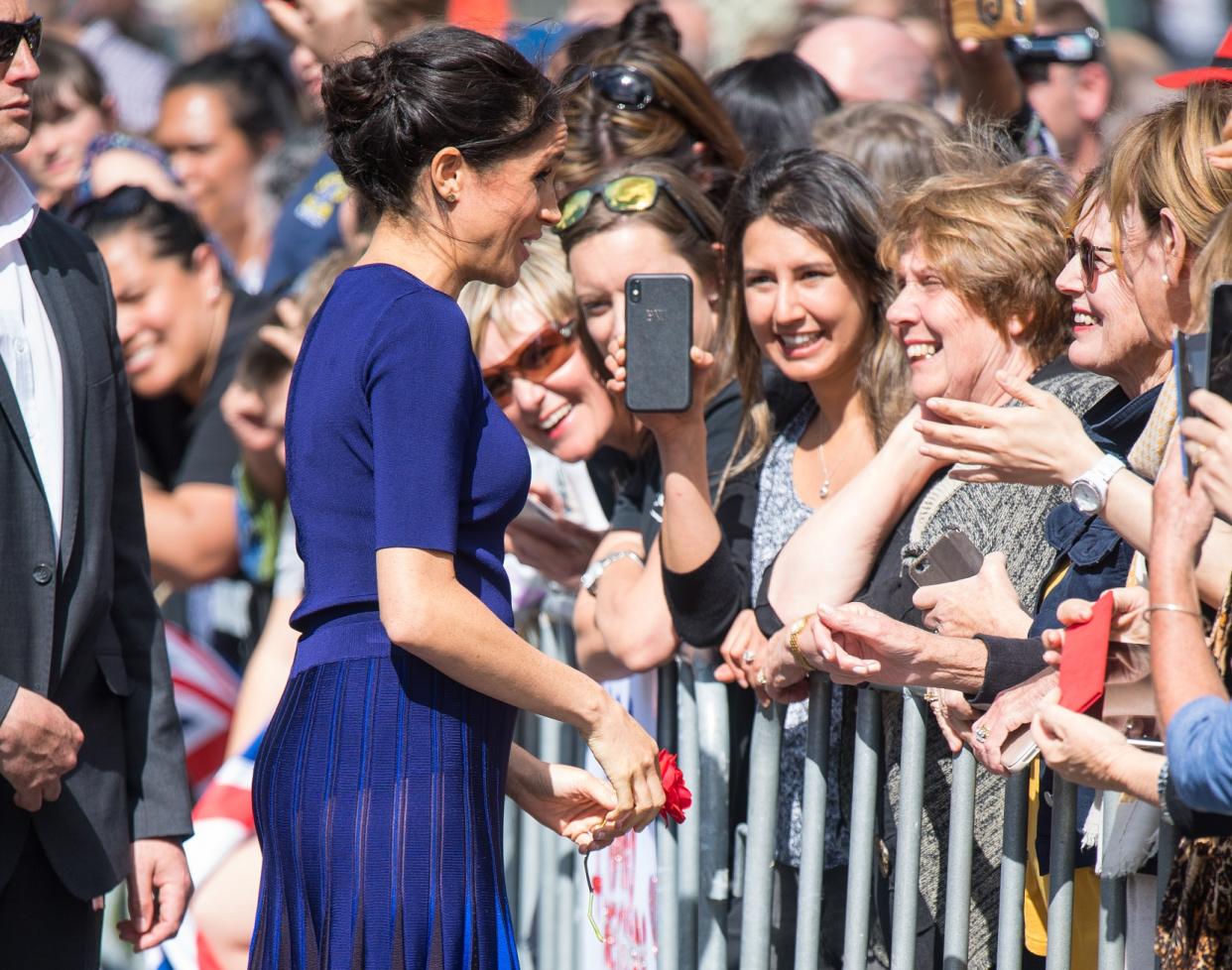 Bei ihrem letzten Auftritt während der Auslandsreise mit Prinz Harry trug Herzogin Meghan einen scheinbar durchsichtigen Rock. (Bild: Getty Images)