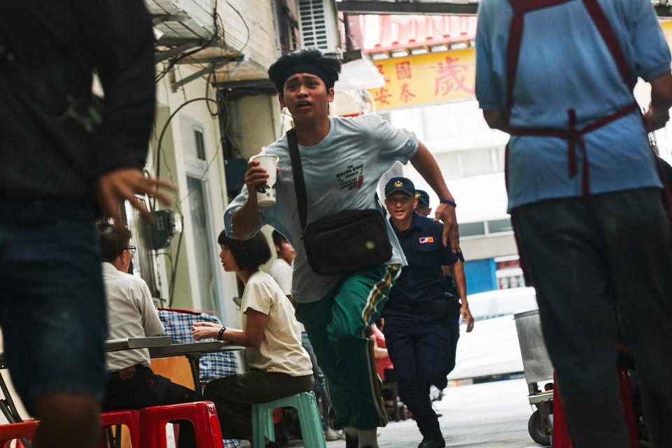 當年獲金馬55新人獎，穿丁字褲的蘭嶼少年鍾家駿，如今已19歲，在《壞男孩》演出邊緣男孩。（好勁影業提供）