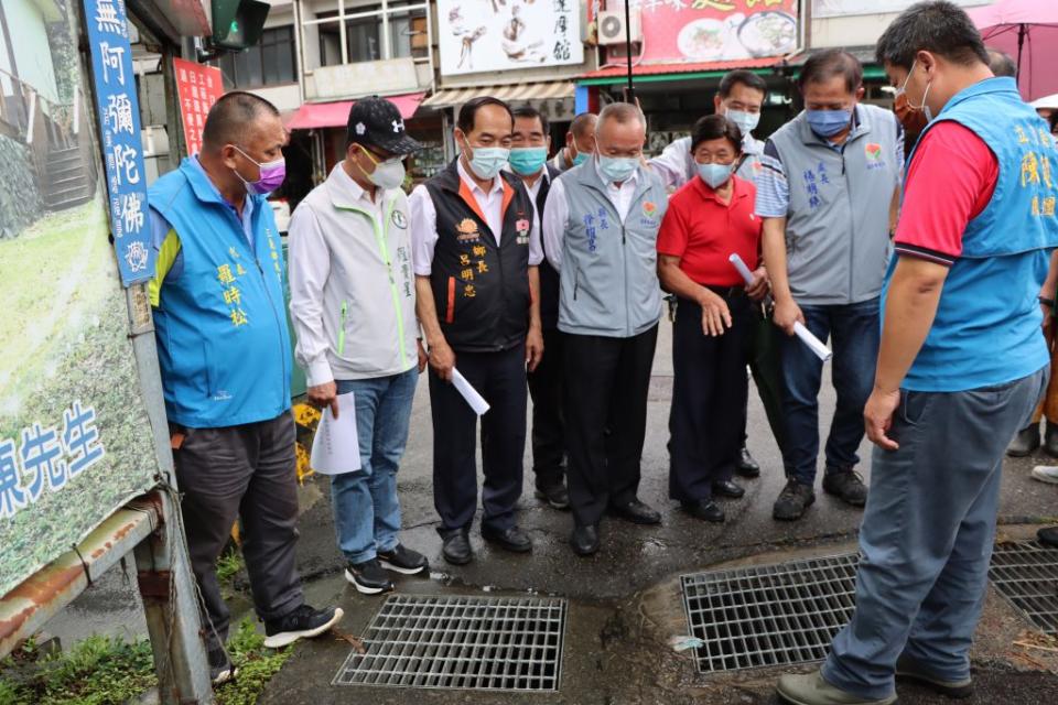 因豪雨驟降，造成三義鄉水美街淹水，苗栗縣長徐耀昌八日一早前往視察，責成水利處、工務處等單位，加速完成排水工程。（記者謝國金攝）