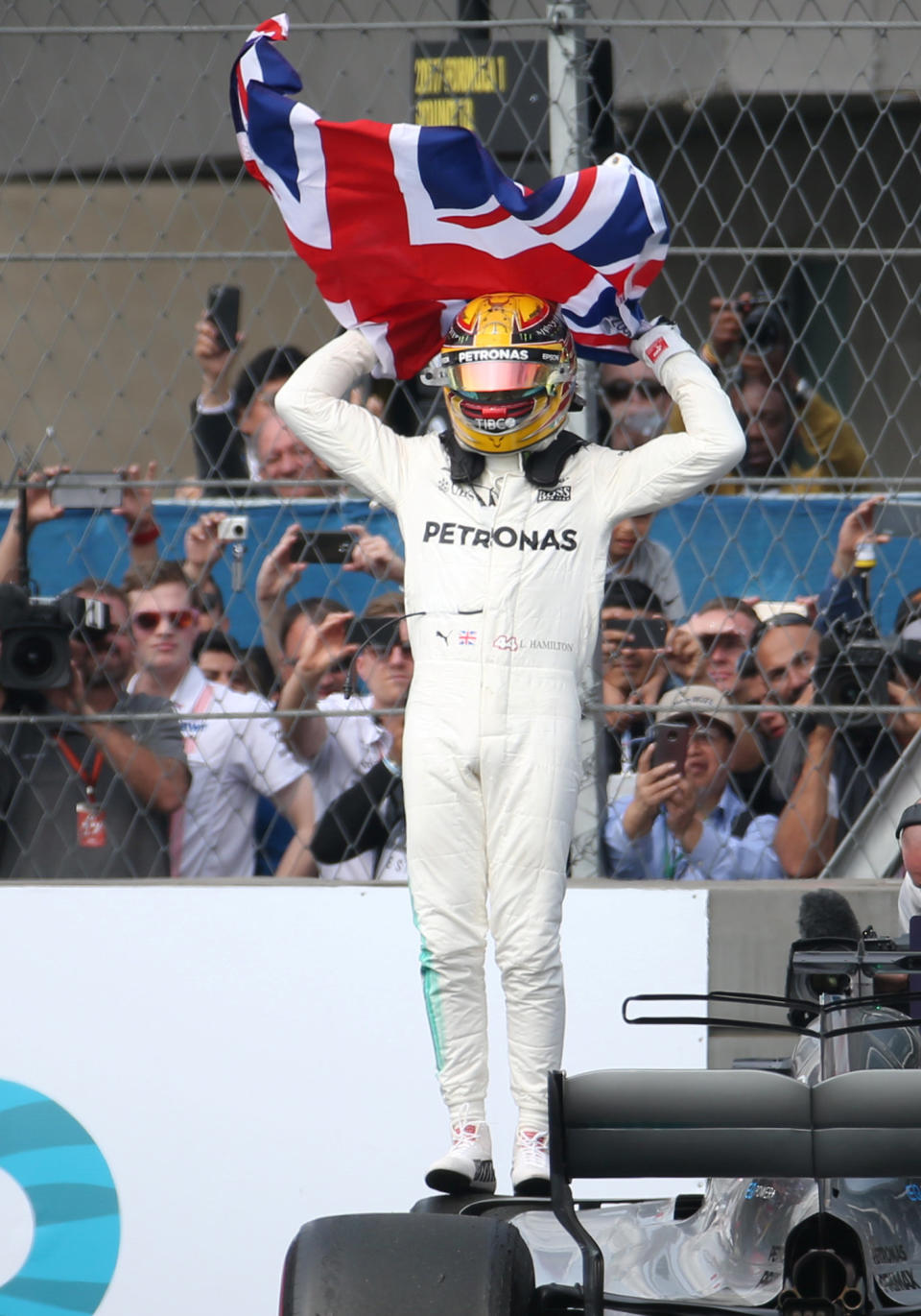 <p>Der Brite gehört mit seinem vierten WM-Titel nun zu den größten F1-Fahrern aller Zeiten: Hamilton ist jetzt nicht nur der erfolgreichste Brite aller Zeiten, sondern hat nur noch zwei Legenden vor sich stehen. </p>