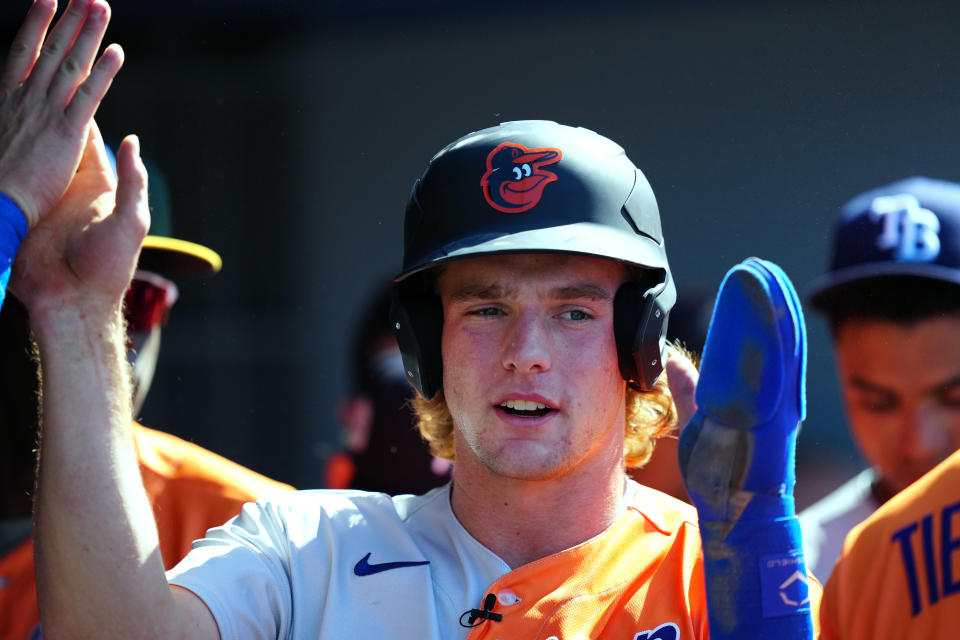 LOS ÁNGELES, CA - 16 DE JULIO: Gunnar Henderson #2 de los Orioles de Baltimore es felicitado en el banquillo después de anotar una carrera en la primera entrada durante el Juego de Futuros SiriusXM All-Star 2022 en el Dodger Stadium el sábado 16 de julio de 2022 en Los Angeles, California.  (Foto de Daniel Shirey/MLB Photos vía Getty Images)