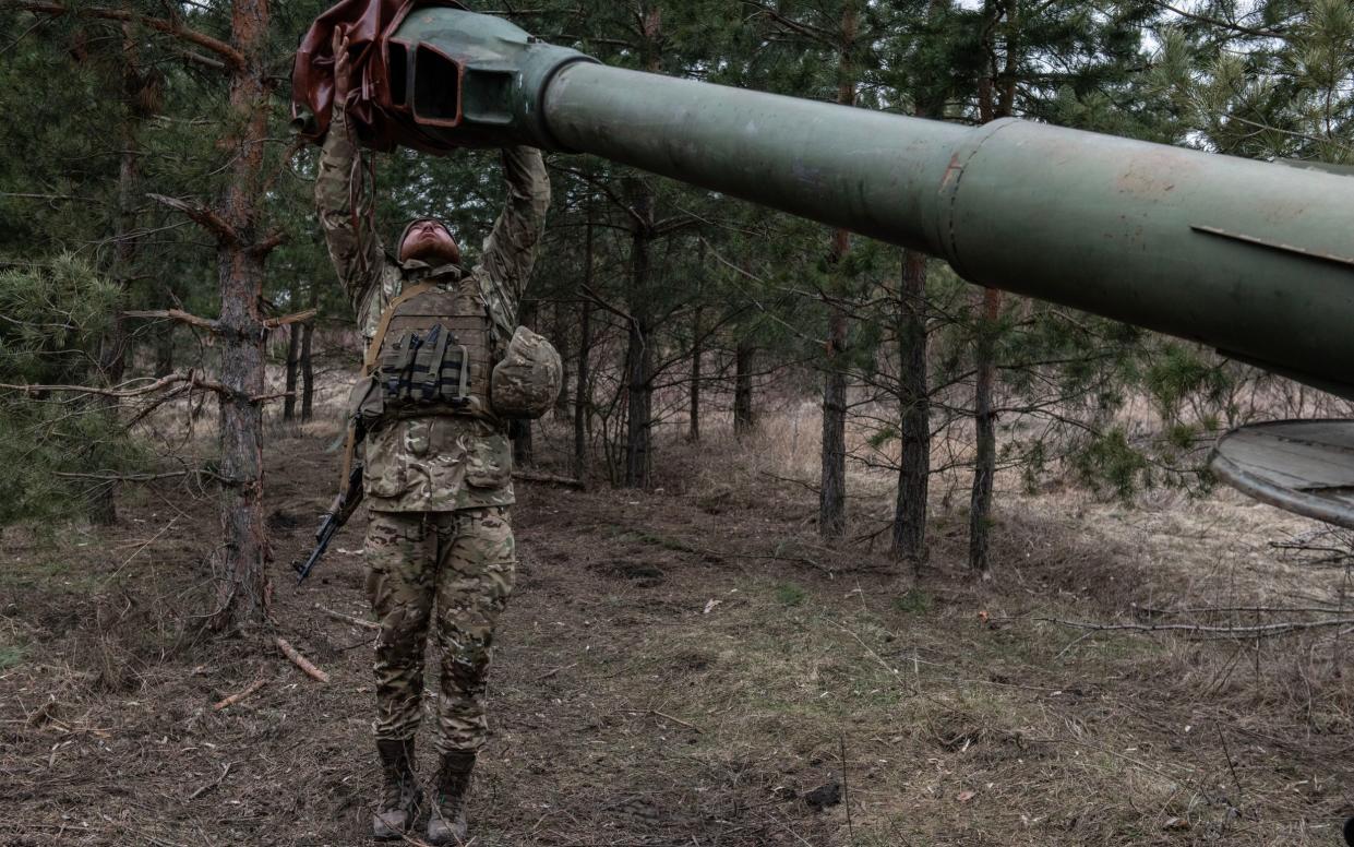 An artillery unit prepares their Howitzer although their Battallion only have enough ammunition for two of their 18 guns. Eastern Donbas near Avdiivka.