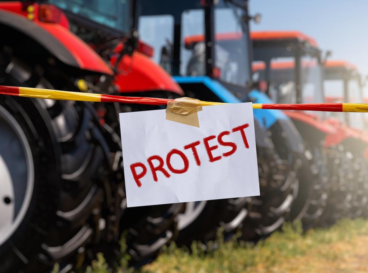 <a href="https://www.shutterstock.com/es/image-photo/inscription-protest-on-background-tractors-farmers-2179393565" rel="nofollow noopener" target="_blank" data-ylk="slk:Scharfsinn/Shutterstock;elm:context_link;itc:0;sec:content-canvas" class="link ">Scharfsinn/Shutterstock</a>