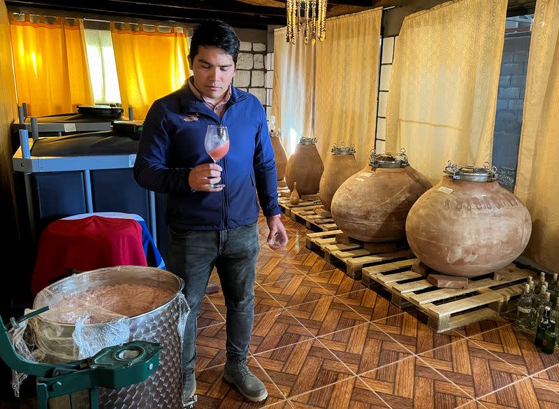 El enólogo Fabián Muñoz prueba un vino Ayllú en la localidad de Toconao, Chile