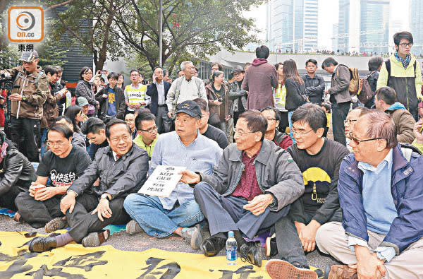 官媒指李柱銘（前右三）和黎智英（前左三）與美國國家民主基金會關係密切。