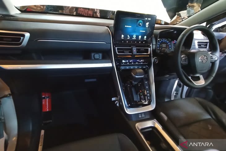 Interior All New Kijang Innova Zenix Hybrid (ANTARA/Fathur Rochman)