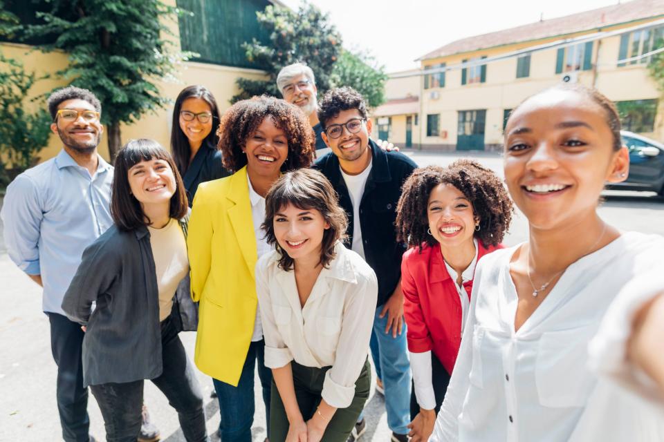 Smiling businessmen and businesswomen taking selfie on sunny day || Modellfreigabe vorhanden / Mindestpreis 20 Euro - Copyright: Picture Alliance 