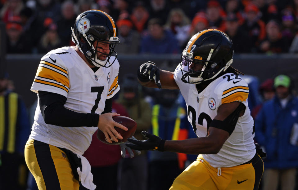 CINCINNATI, OHIO - NOVEMBER 28: Ben Roethlisberger #7 of the Pittsburgh Steelers hands the ball to Najee Harris #22 during the first quarter against the Cincinnati Bengals at Paul Brown Stadium on November 28, 2021 in Cincinnati, Ohio. (Photo by Dylan Buell/Getty Images)