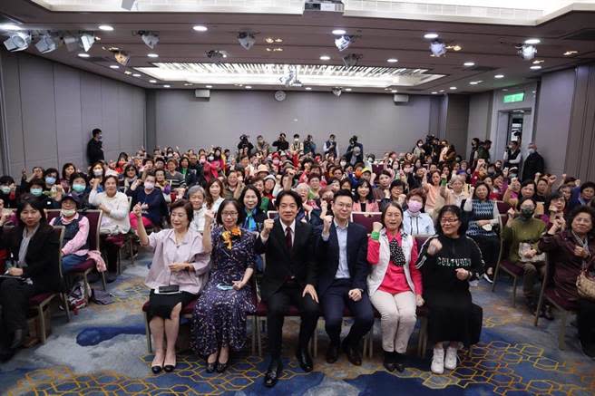 民進黨老中青「公投宣傳團三帥」呼籲婦女團體支持四個不同意。民進黨提供
