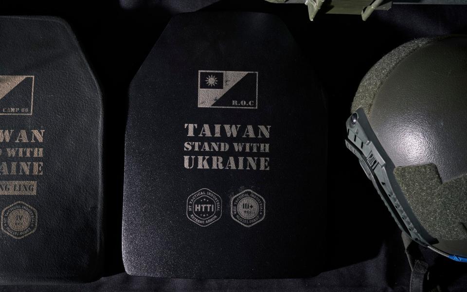 The protective chest plate of Tony Lu, a Taiwanese man, who went and fought with the Ukrainian forces against the Russian Army, wore in Ukraine - An Rong Xu