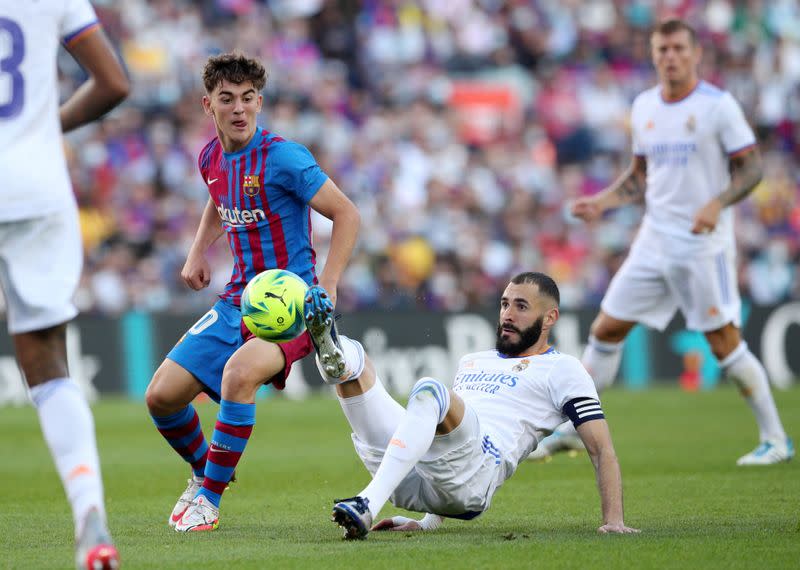 Karim Benzema del Real Madrid en acción con Gavi del FC Barcelona.