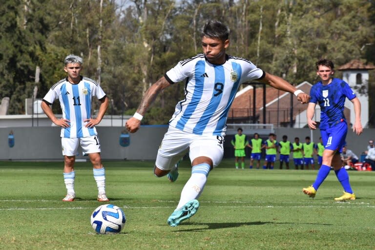 Agustín Ruberto es el delantero titular del equipo dirigido por Diego Platense; juega en las inferiores de River