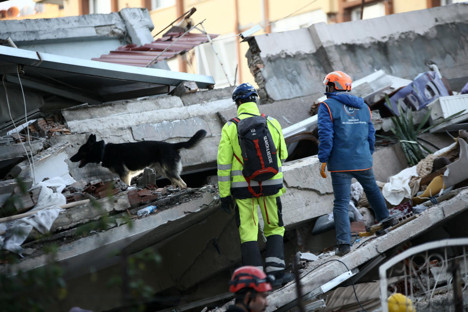 In Hatay suchen Helfer nach Überlebenden der Erdbeben-Katastrophe. (Bild: Eren Bozkurt/Anadolu Agency via Getty Images)