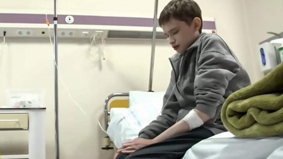 A 25-year-old man says he feels trapped in a child’s body because he suffers from a rare disease that makes him look like a 12-year-old boy. Source: CEN/Australscope