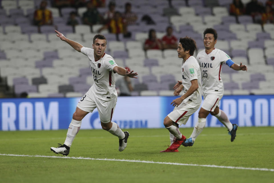 El delantero brasileño Serginho (izquierda) del Kashima Antlers de Japón festeja tras marcar el segundo gol del equipo ante Chivas de México en el partido del Mundial de Clubes en Al Ain, Emirates Árabes Unidos, el sábado 15 de diciembre de 2018. Kashima ganó 3-2. (AP Foto/Kamran Jebreili)