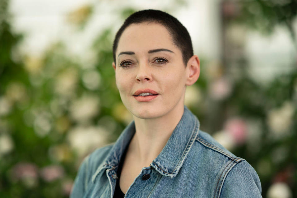 Quand Rose McGowan a appris que Roman Polanski, accusé de viol, était nommé douze fois aux César pour son film <em>J'accuse</em>, elle n'a pas tardé à réagir. <em>"Les nominations de Polanski me donnent envie de prendre un César et de frapper chaque personne qui a voté pour lui"</em>, a-t-elle lancé dans un premier temps à <em>Paris Match</em>. Avant d'ajouter : <em>"Les victimes d'agressions sexuelles comprendront ce que je dis. On ne parle pas de cinéma mais de douleur. Ces gens-là n'ont aucune idée de ce qui se passe dans le vrai monde, ils sont les partisans d'un statu quo, de la célébration d'une masculinité triomphante. On pourrait penser que les français sont davantage éduqués que les américains, mais cela prouve le contraire. Polanski n'est qu'un agresseur sexuel parmi d'autres. Mais il est célèbre et influent"</em>.