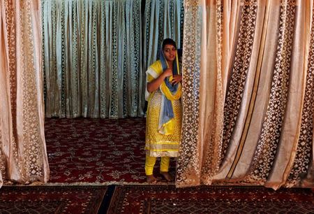 An Afghan Hindu woman arrives for a religious ceremony inside a Gurudwara, or a Sikh temple, in Kabul, Afghanistan June 8, 2016. REUTERS/Mohammad Ismail