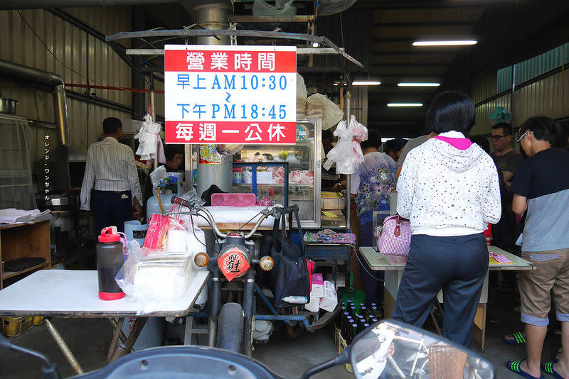 【台南漫步食記】阿輝黑輪 大林路 大同路 體育公園│南區：超人氣排隊香腸黑輪三輪車老攤～甜不辣 炸黑輪 大腸包小腸 貢丸 苦瓜私心推薦必點！再來一罐古早味罐裝蘆筍汁～隱藏鐵皮屋裡的台灣古早味下午茶！建議平日過來避開假日擁擠人潮