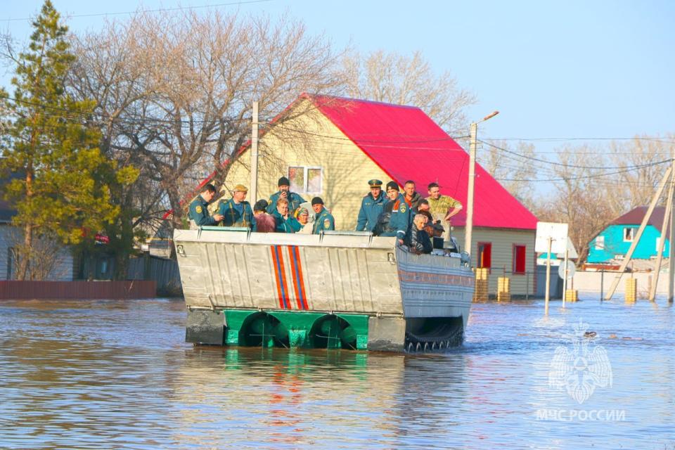 俄羅斯奧爾斯克市大壩潰決，引發洪水，5日疏散大批居民。奧爾斯克市政府發表聲明稱，由於大壩決口，該地區大片地區被洪水淹沒。烏拉爾河上的水壩流經該市。ORSK, RUSSIA - APRIL 05: (----EDITORIAL USE ONLY - MANDATORY CREDIT - 'RUSSIAN MINISTRY OF EMEGENCY SITUATIONS / HANDOUT' - NO MARKETING NO ADVERTISING CAMPAIGNS - DISTRIBUTED AS A SERVICE TO CLIENTS----) Residents are being evacuated collectively due to flooding after a dam burst in the city of Orsk, Russia on April 05, 2024. In the statement made by the Orsk Municipality, it was stated that a large area in the region was flooded as a result of a large breach in the dam on the Ural River passing through the city. (Photo by Russian Ministry of Emergency / Handout/Anadolu via Getty Images)