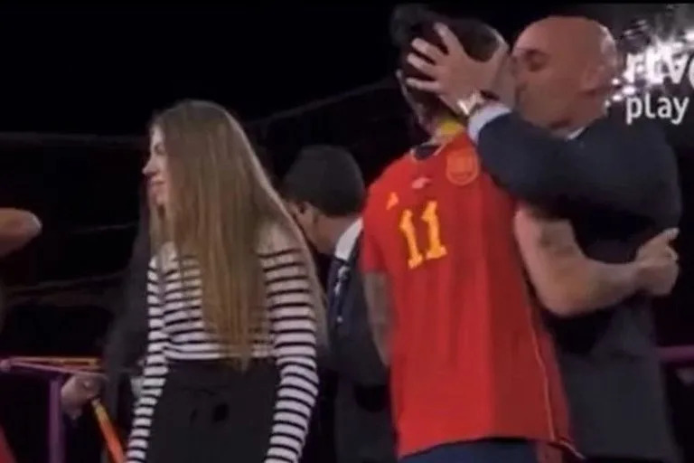 El sorpresivo beso de Luis Rubiales, el presidente de la RFEF, con la jugadora Jenni Hermoso