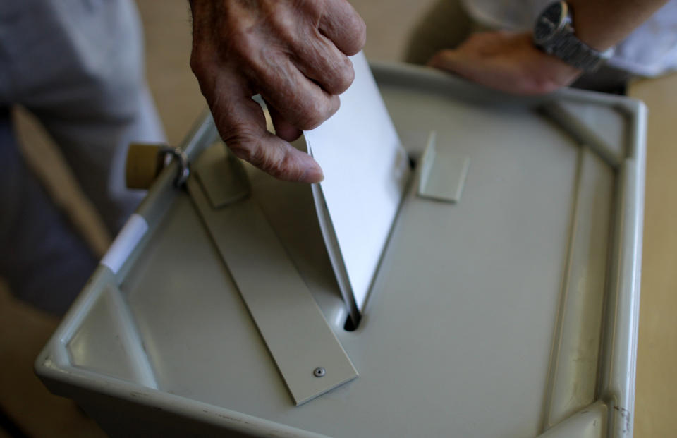 Stimmabgabe in einem Wahllokal (Bild: REUTERS/Johannes Eisele)