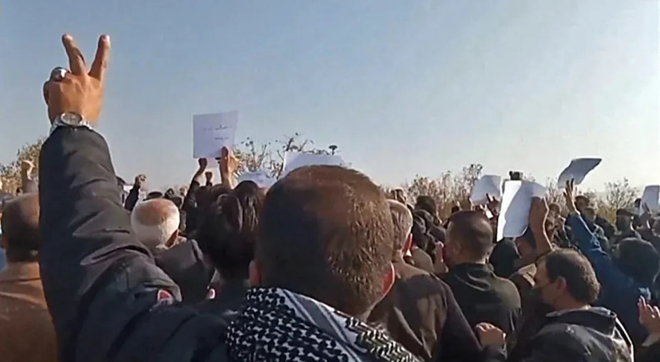 Biểu tình phản đối tại Iran: Đụng độ sau khi đám đông tại mộ của Mahsa Amini