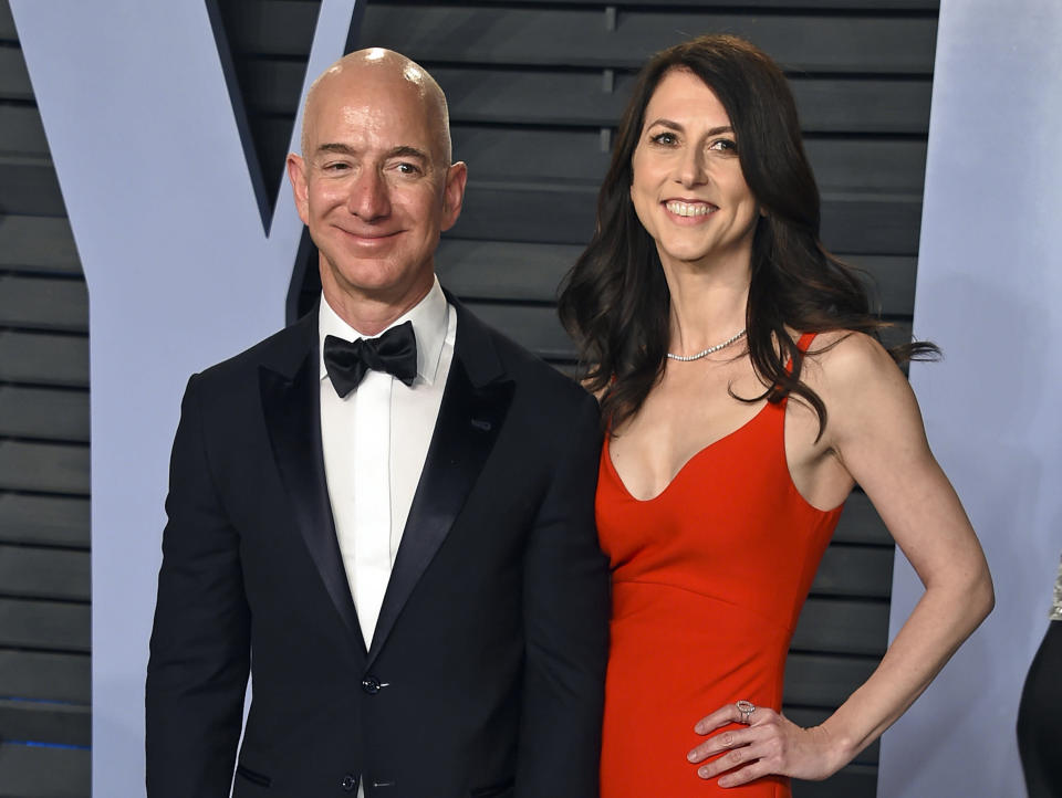 Fotografía de archivo del 4 de marzo de 2018 de Jeff Bezos con su esposa MacKenzie Bezos llegando a la fiesta de los Oscar de Vanity Fair en Beverly Hills, California. (Foto por Evan Agostini/Invision/AP, Archivo)